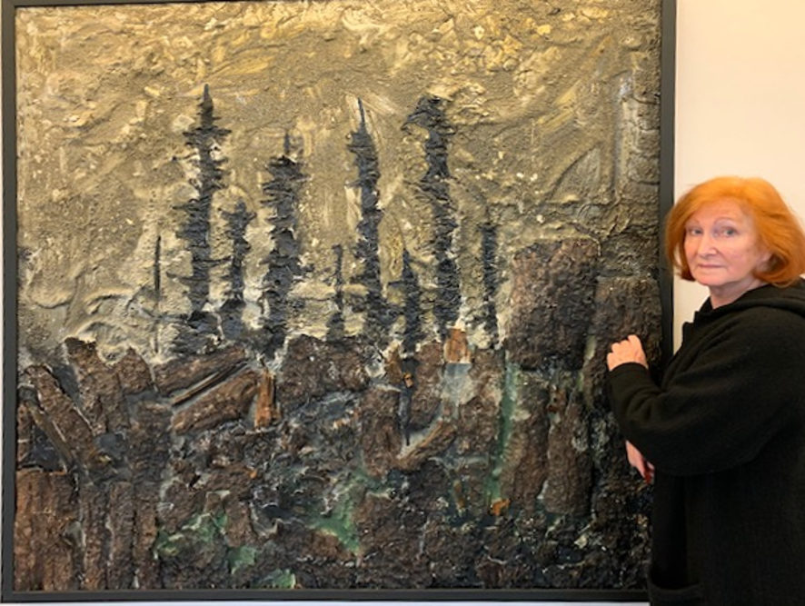 Malerin Valeska zeigt das Bild Waldsterben, öl, Gips und Holzrinde auf Leinwand, 1,60 x 160 Meter